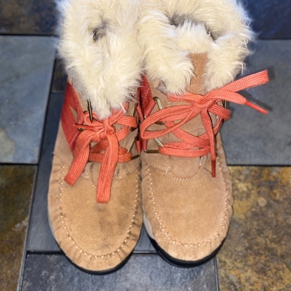 Ladies size 6.5 Columbia lined booties - Picture 2 of 8